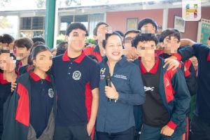 Jeovana Alcántar asistió a la entrega simbólica de más de 749 pares de tenis del Programa del Gobierno del Estado “Jalo a Estudiar/Jalo por la Paz”.