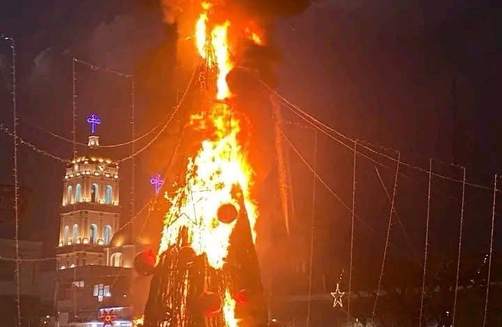 Bomberos de #Zitácuaro acuden a apagar el fuego en árbol navideño de la Plaza Cívica