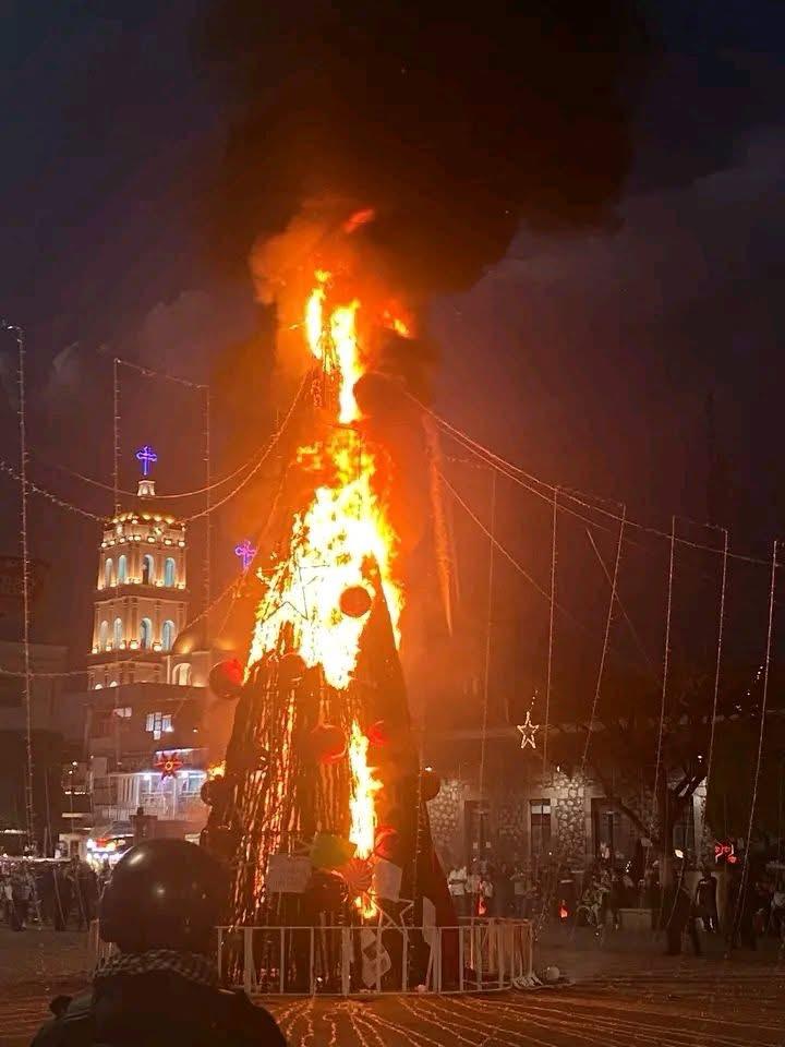 Bomberos de #Zitácuaro acuden a apagar el fuego en árbol navideño de la Plaza Cívica