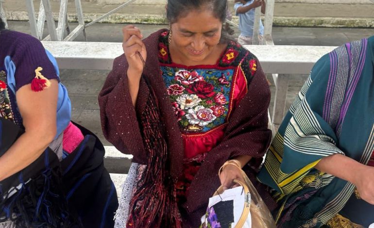 Plan Michoacán: Finabien entregará 5 mil créditos ApoyArte a mujeres indígenas de 50 comunidades de Pátzcuaro, Uruapan y Cherán.