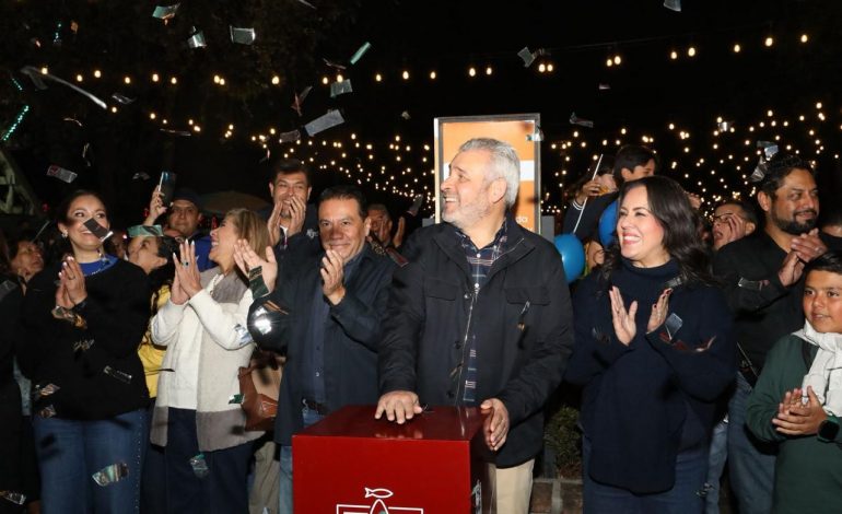 Luces, magia y alegría; inaugura Bedolla la Villa Navideña