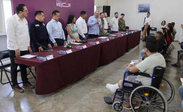 Entrega Bedolla apoyos a víctimas de explosión en Coahuayana.