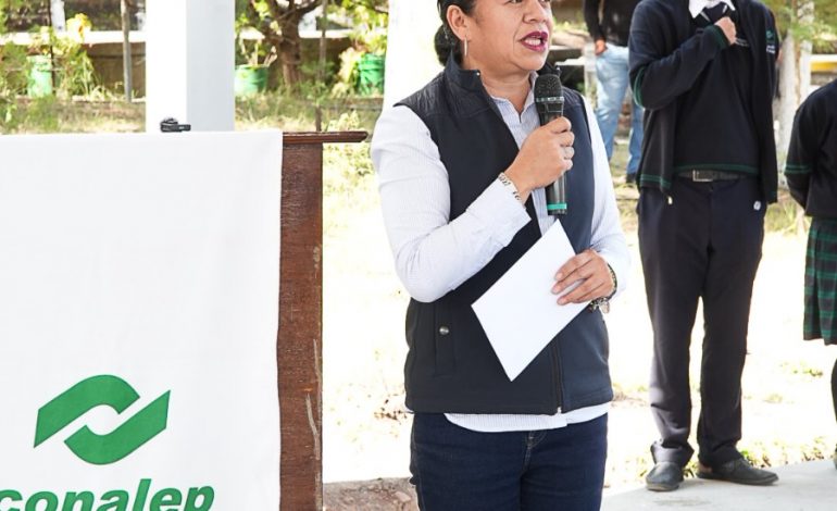 Jeovana Alcántar, inauguró un aula didáctica en el Conalep 256 Plantel Ciudad Hidalgo, beneficiando a 600 alumnos.
