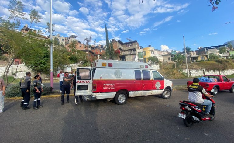 Atienden bomberos de Zitácuaro a persona atropellada; responsable se dio a la fuga