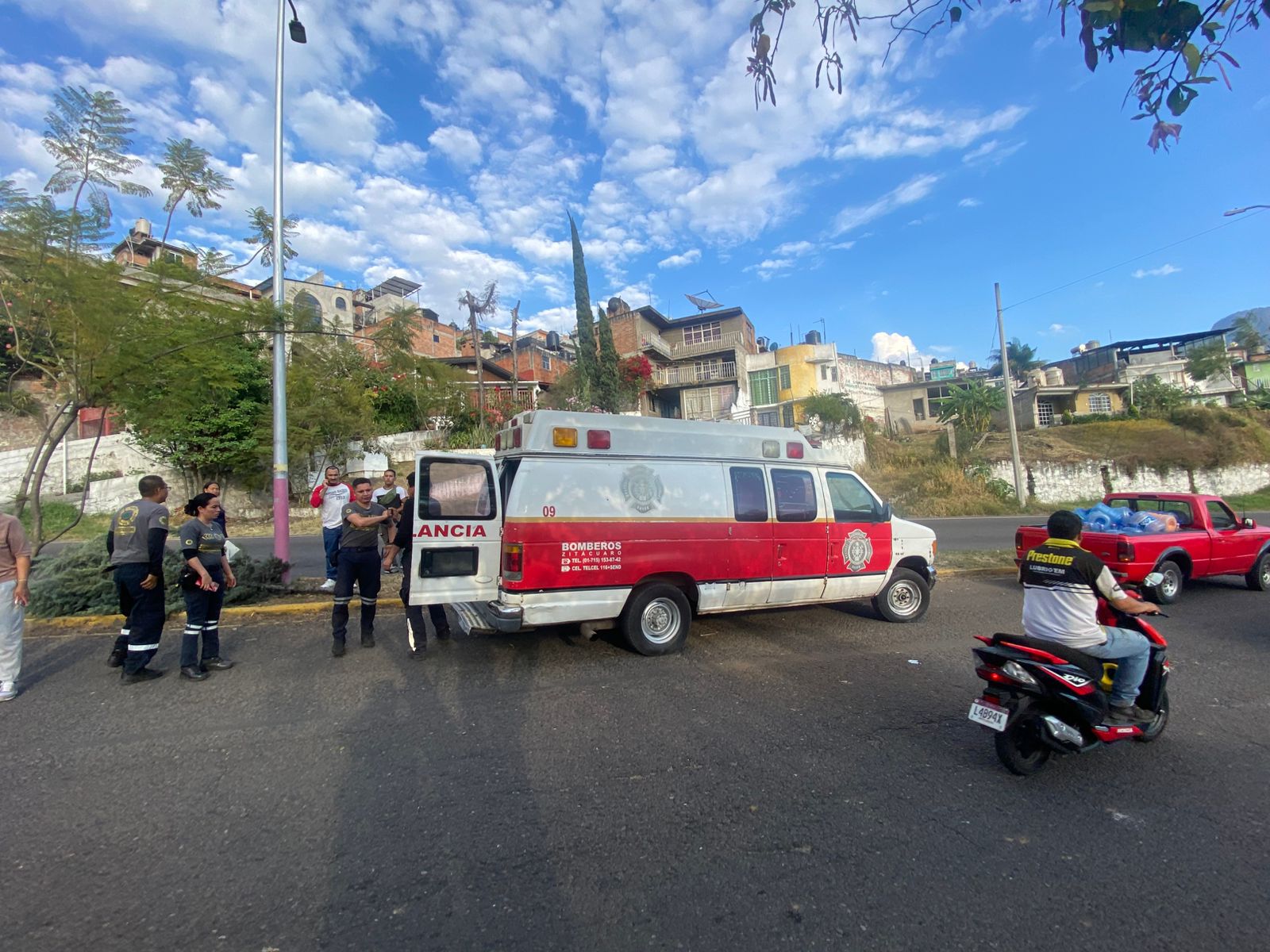 Atienden bomberos de Zitácuaro a persona atropellada; responsable se dio a la fuga