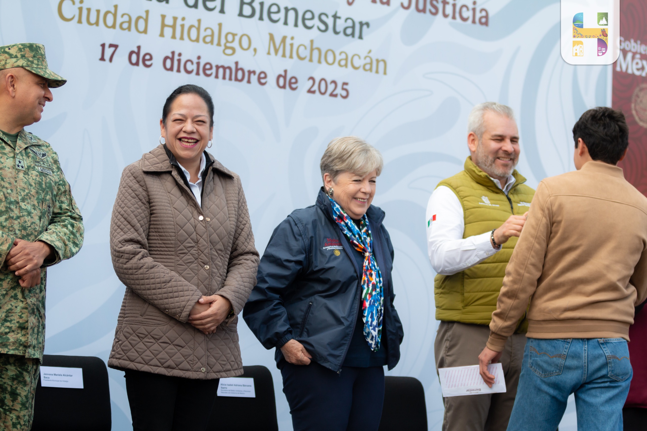 Jeovana Alcántar, acompañada del Gobernador Alfredo Ramírez Bedolla y Funcionarios Federales, asistió a la inauguración de la Feria del Bienestar.