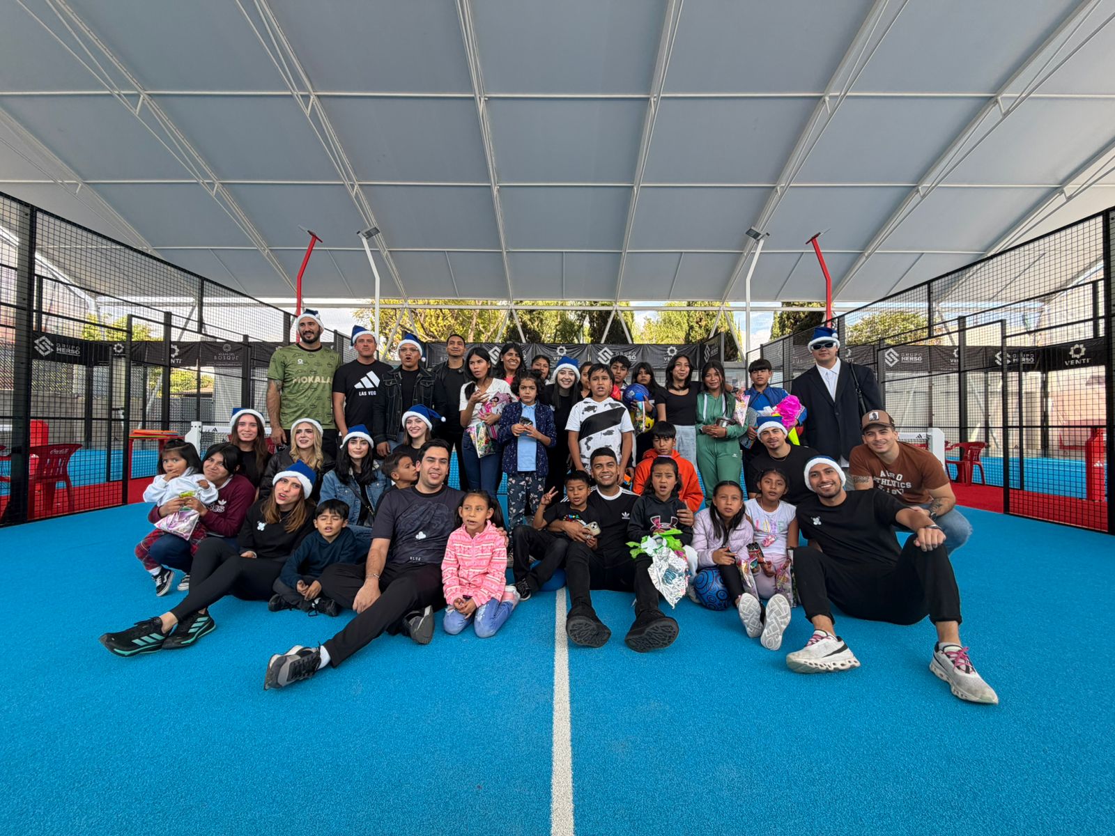 Niñas y niños de casa hogar viven experiencia deportiva en Pádel Box durante posada solidaria