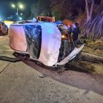 Atienden bomberos volcadura vehicular en el Libramiento Francisco J. Múgica, en Zitácuaro<br>