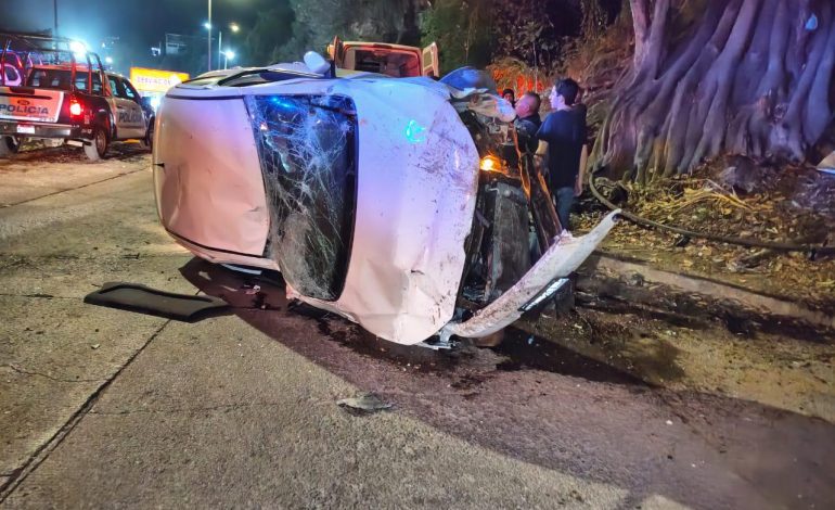 Atienden bomberos volcadura vehicular en el Libramiento Francisco J. Múgica, en Zitácuaro