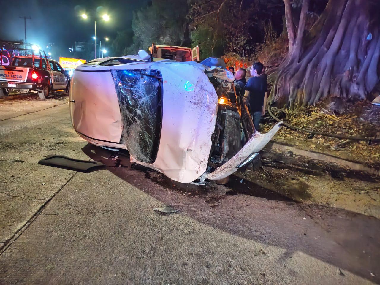 Atienden bomberos volcadura vehicular en el Libramiento Francisco J. Múgica, en Zitácuaro