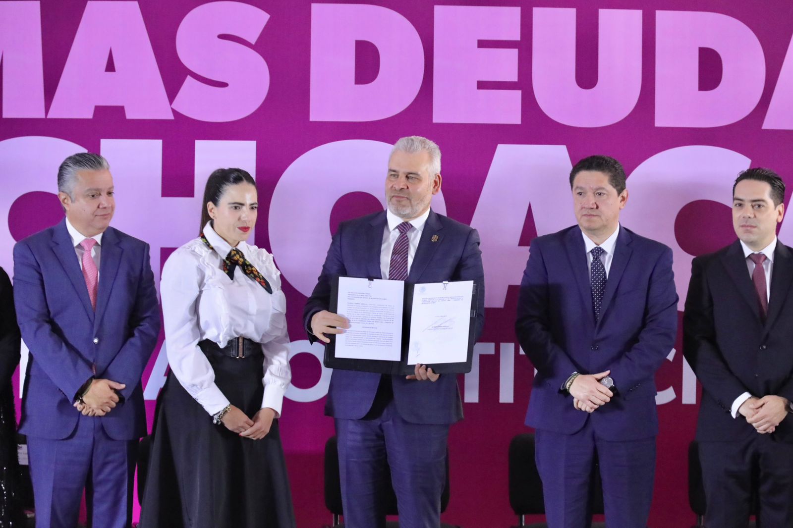 Bedolla presenta reforma constitucional para frenar endeudamientos de largo plazo en Michoacán.