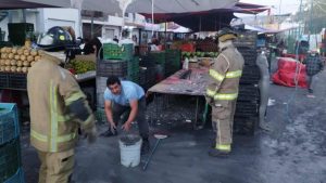 Explota puesto de pirotecnia en tianguis de Morelia; no hubo lesionados.