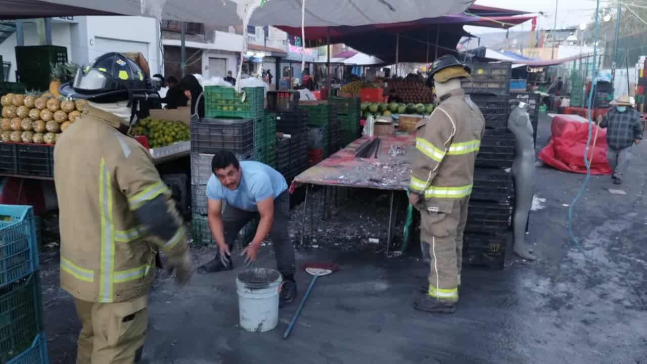 Explota puesto de pirotecnia en tianguis de Morelia; no hubo lesionados.