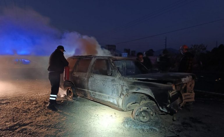 INCENDIO DE VEHÍCULO EN EL LIBRAMIENTO NORTE DE CD.HIDALGO; NO HUBO LESIONADOS