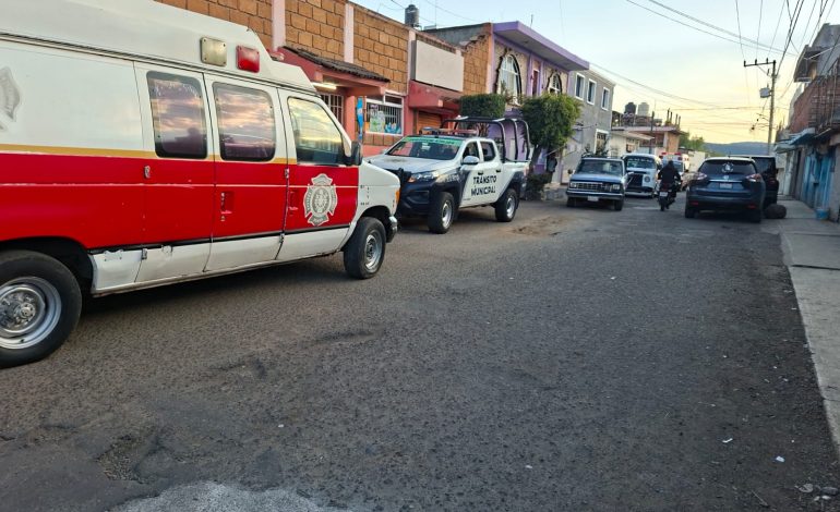 Derrape de motocicleta deja dos personas lesionadas en Zitácuaro.
