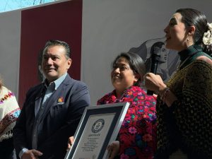 México conquista récord Guinness con bordados michoacanos y de todo el país: Sectur