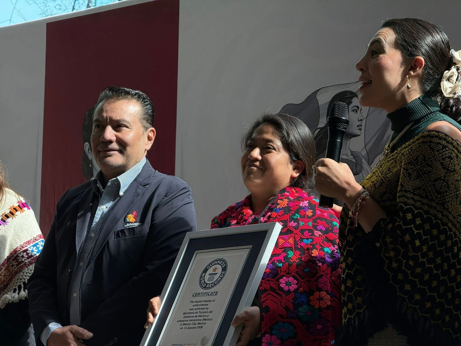 México conquista récord Guinness con bordados michoacanos y de todo el país: Sectur