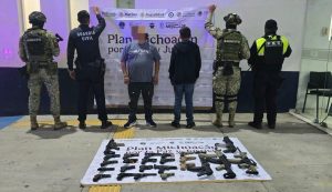 Detenidos entre Michoacán y Guanajuato un hombre y un menor de edad con 24 armas