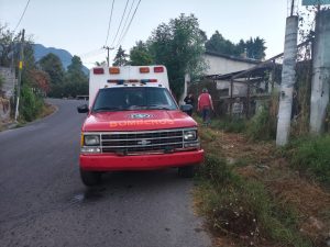 Derrape de motocicleta deja un joven lesionado en la carretera Zitácuaro–Aputzio.