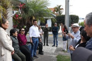 Yankel Benítez sostiene diálogo cercano con vecinos de Lomas de Vista Bella