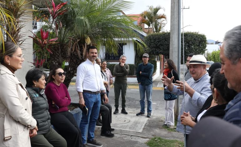 Yankel Benítez sostiene diálogo cercano con vecinos de Lomas de Vista Bella