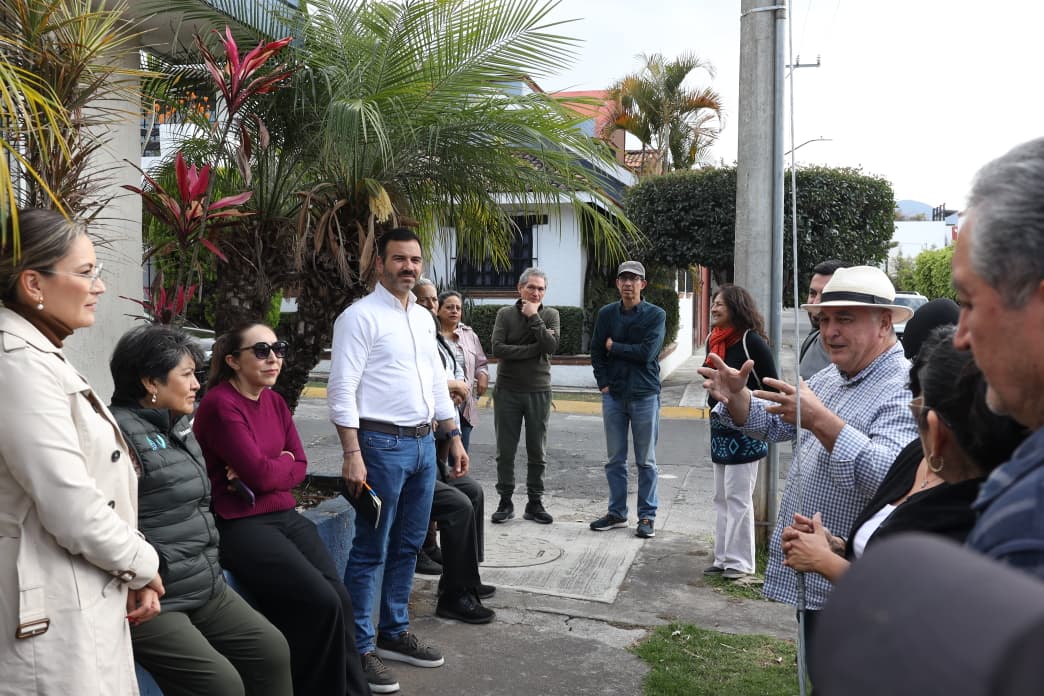 Yankel Benítez sostiene diálogo cercano con vecinos de Lomas de Vista Bella