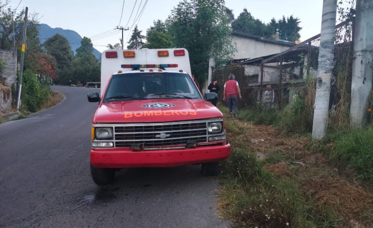 Derrape de motocicleta deja un joven lesionado en la carretera Zitácuaro–Aputzio.