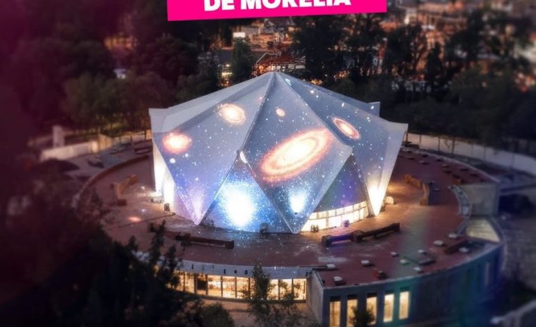 Gladyz Butanda supervisa pruebas para videomapping del Planetario de Morelia