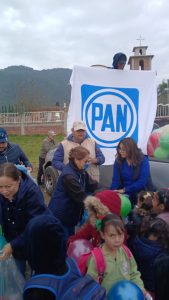 El Comite del PAN entrega juguetes y cobijas en comunidades