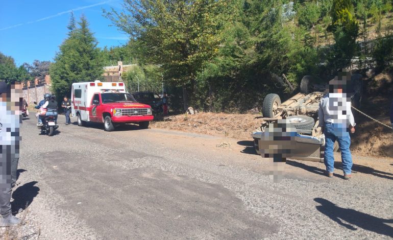 Volcadura vehicular en la carretera Zitácuaro–Aputzio deja solo daños materiales