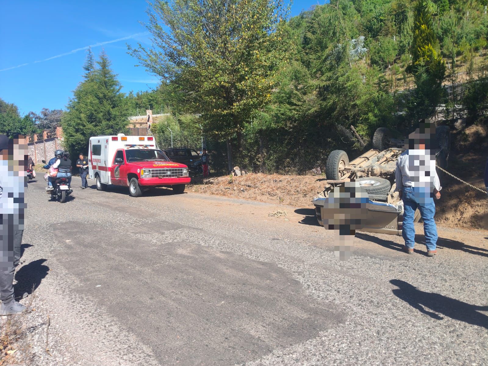 Volcadura vehicular en la carretera Zitácuaro–Aputzio deja solo daños materiales