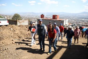Yankel Benítez supervisa obra en Ciudad Jardín en compañía de vecinas y vecinos
