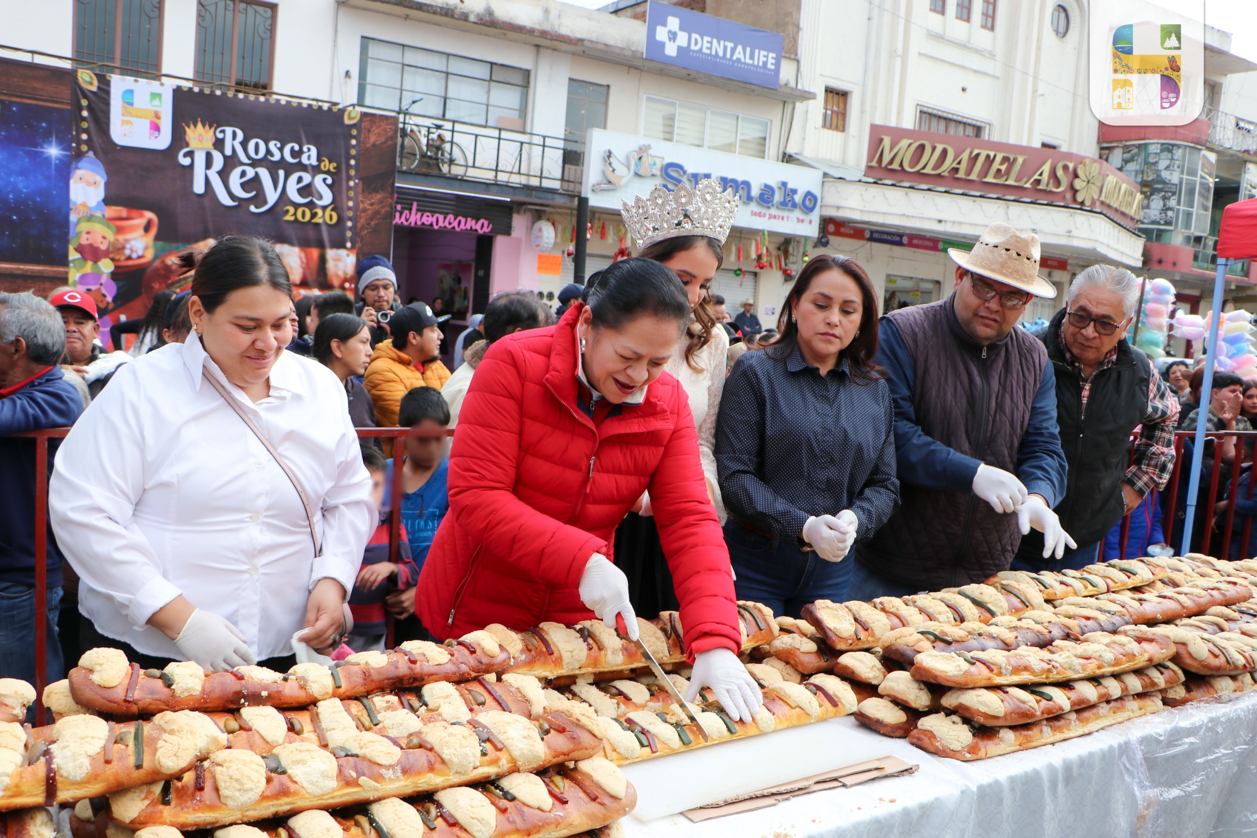 ​Jeovana Alcántar, partió y repartió la Rosca de Reyes 2026 que este año tuvo una longitud de 1,650 metros.