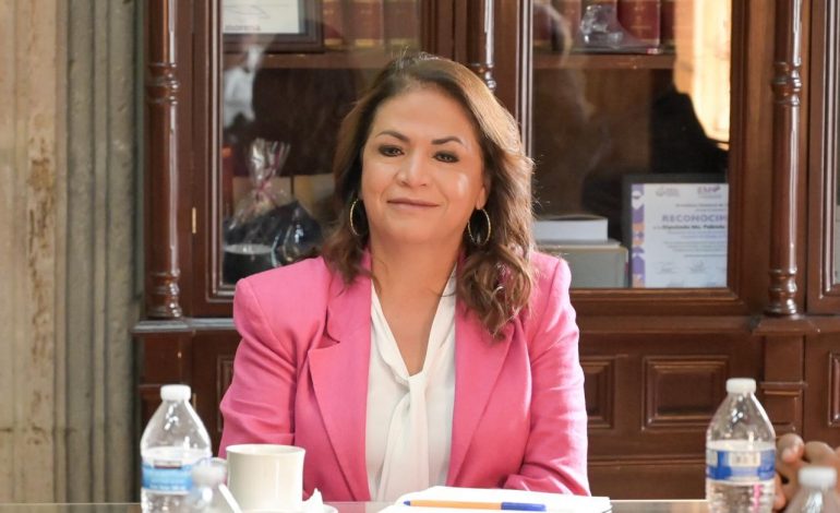 Fabiola Alanís dialoga con iglesias evangélicas