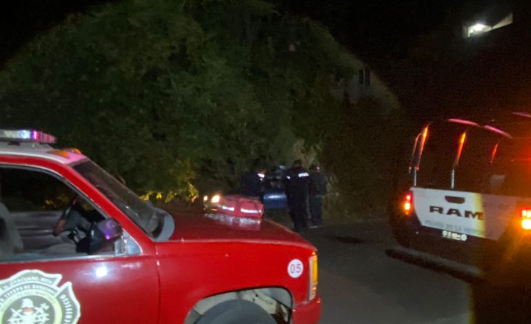 Vehículo sale de la carretera Aputzio–Zitácuaro; no hubo personas lesionadas