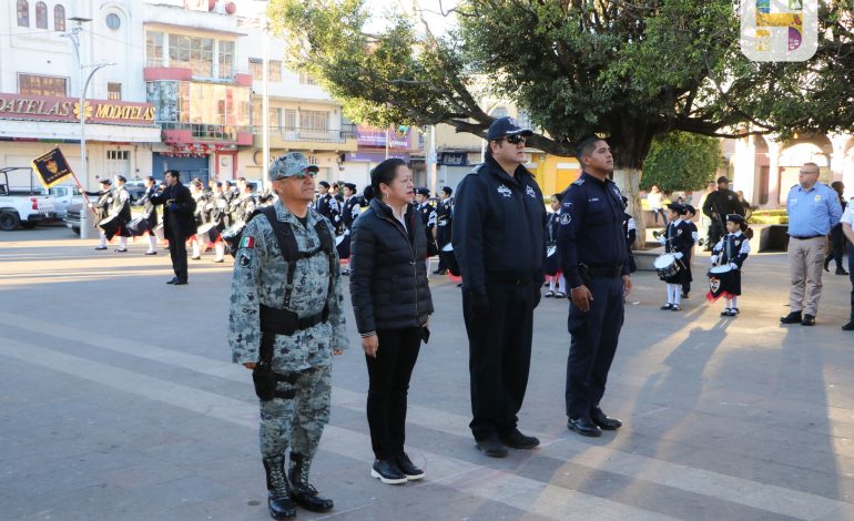 Jeovana Alcántar, asistió al izamiento de bandera que llevó a cabo la Guardia Nacional en el Hemiciclo a Hidalgo.