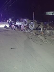 Volcadura de tráiler deja dos lesionados en la carretera Zitácuaro–Toluca