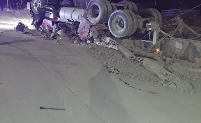 Volcadura de tráiler deja dos lesionados en la carretera Zitácuaro–Toluca