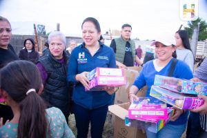 En apoyo a los Reyes Magos, Jeovana Alcántar, entregó juguetes y cobijas en la Cabecera Municipal.