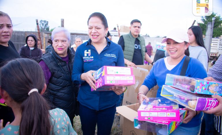 En apoyo a los Reyes Magos, Jeovana Alcántar, entregó juguetes y cobijas en la Cabecera Municipal.
