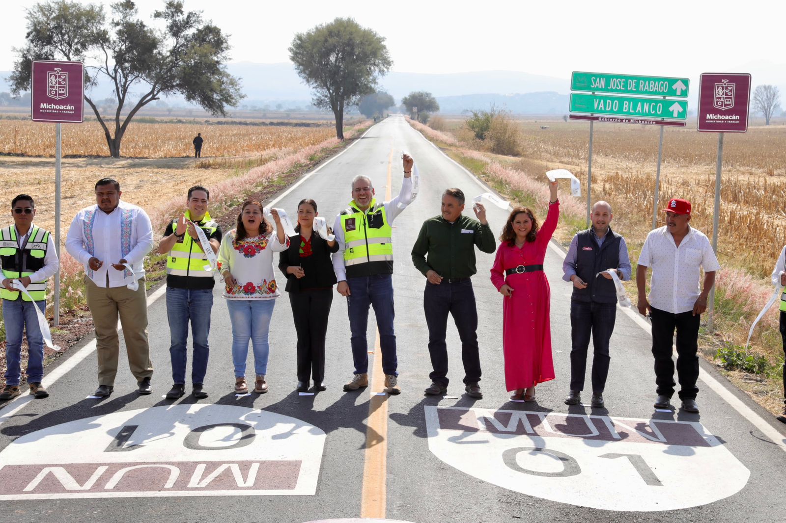 Inaugura Bedolla rehabilitación carretera entre Penjamillo y Numarán; fortalecerá productividad regional.