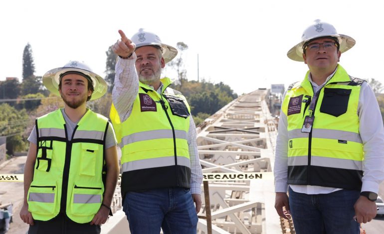 Bedolla supervisa obra del distribuidor de la salida a Pátzcuaro; registra 70 % de avance.
