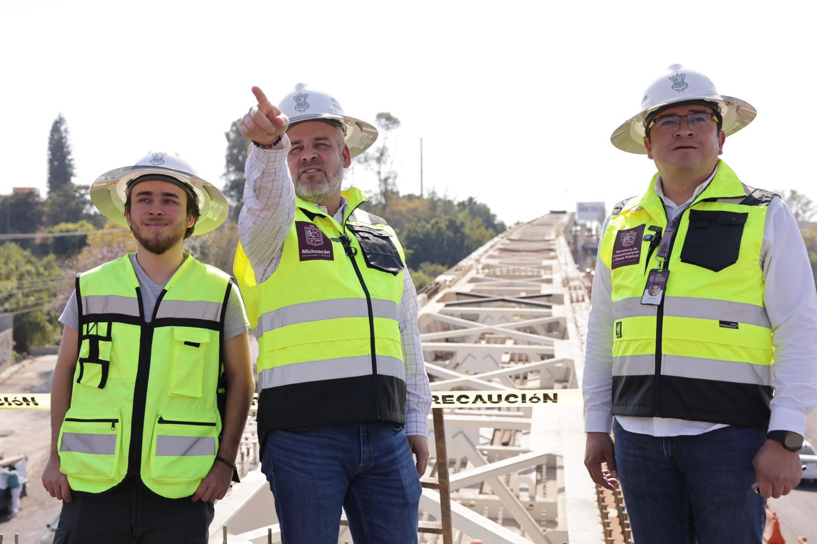 Bedolla supervisa obra del distribuidor de la salida a Pátzcuaro; registra 70 % de avance.
