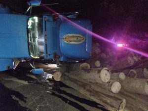 Explosión de neumáticos provoca volcadura de tráiler en la Zitácuaro–Morelia.<br>