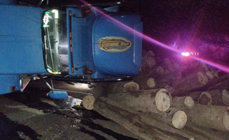 Explosión de neumáticos provoca volcadura de tráiler en la Zitácuaro–Morelia.