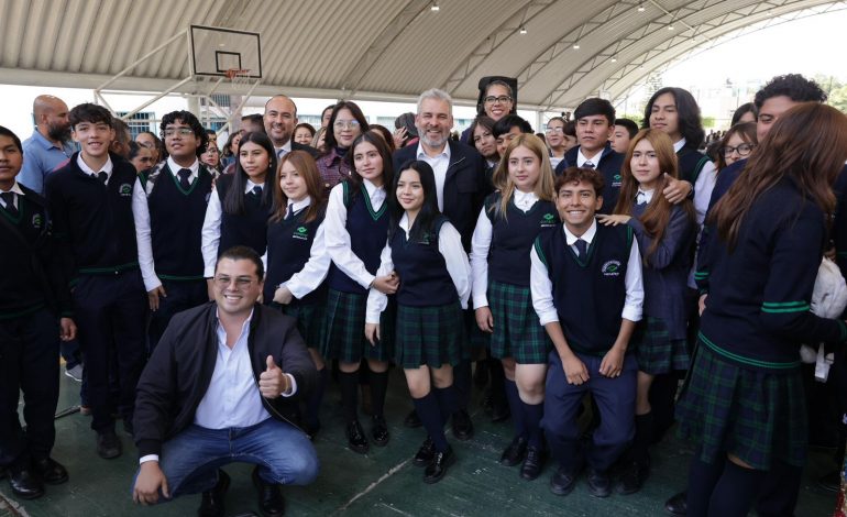 Michoacán corta brecha digital con internet gratuito para estudiantes: Bedolla.