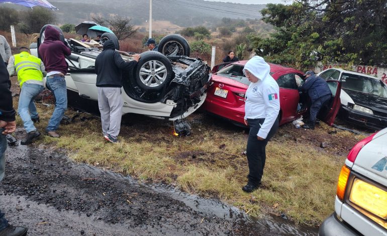 Atienden choque vehicular con personas prensadas en la comunidad de La Cuajada, #Irimbo.