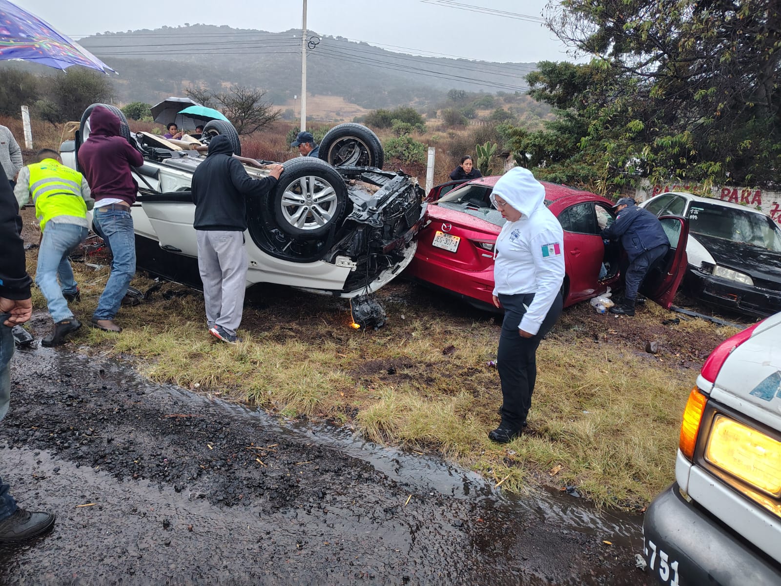 Atienden choque vehicular con personas prensadas en la comunidad de La Cuajada, #Irimbo.