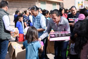 Jeovana Alcántar, entregó juguetes y cobijas en algunas colonias y comunidades del municipio de Hidalgo.