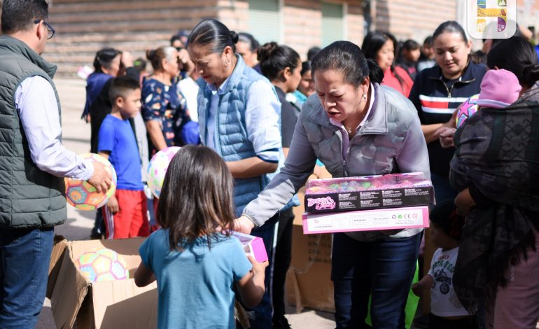 Jeovana Alcántar, entregó juguetes y cobijas en algunas colonias y comunidades del municipio de Hidalgo.